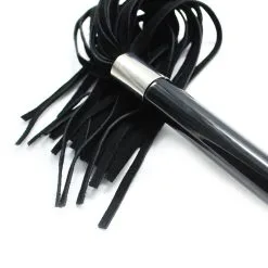 Kiotos Leather - Flogger Met Acryl Handvat - Zwart 9 Kiotos Leather - Flogger Met Acryl Handvat - Zwart -Sex Toys winkel Kiotos Leather Flogger met acryl handvat zwart 5