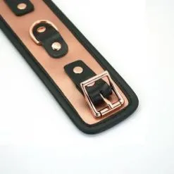 Liebe Seele - Rose Gold Memory Exclusieve Leren Polsboeien Met Voering Van Zacht Fluweel - Rosé Goud 11 Liebe Seele - Rose Gold Memory Exclusieve Leren Polsboeien Met Voering Van Zacht Fluweel - Rosé Goud -Sex Toys winkel Liebe Seele Rose Gold Memory Exclusieve Leren polsboeien met voering van zacht fluweel rose goud 5
