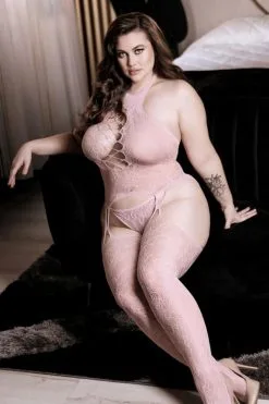 Sheer Fantasy - Blushing Beauty Kanten Body Met Sexy String - Grote Maten/Plus Size