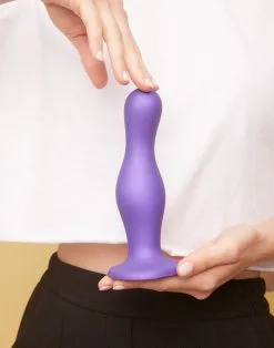 Strap-On-Me - Dildo Plug Curvy - Metallic Paars -Sex Toys winkel Strap On Me Dildo Plug Curvy metallic paars 3