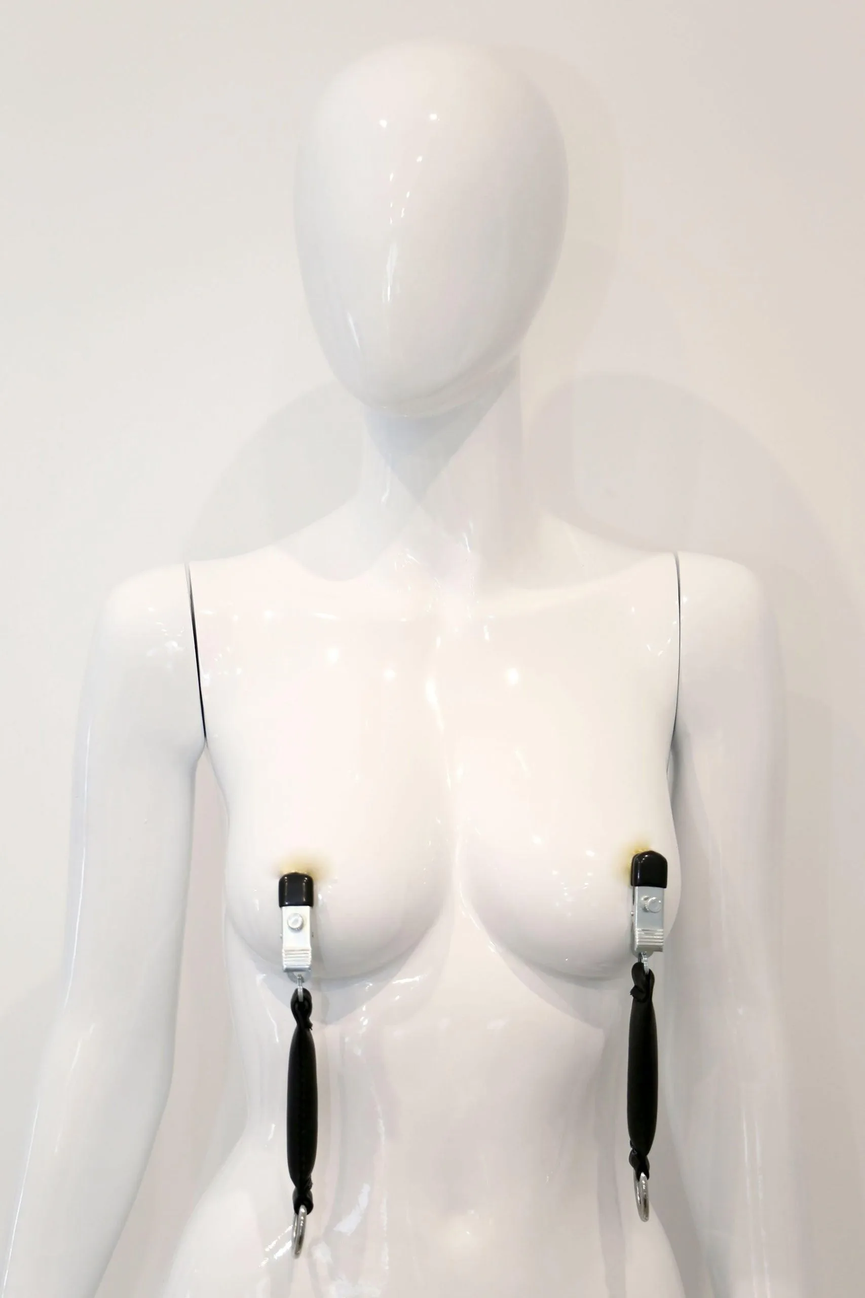 Kiotos Leather Tepelklemmen Met Gewichten In Leren Zakjes Strong Feeling - 140 Gram 2 Kiotos Leather Tepelklemmen Met Gewichten In Leren Zakjes Strong Feeling - 140 Gram - Afbeelding 2